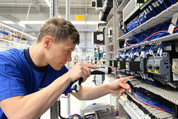 elektroniker, arbeiter, elektriker, elektronik, montieren, reparieren, schaltschrank, aufbau, bauen, techniker, mann, handwerker, akkuschrauber, schrauben, fertigung, produktion, hightech, industrie, industriell, fabrik, werk, innenraum, werkzeug, jung, azubi, auszubildenter, beruf, professionell, technik, technisch, genauigkeit, kabel, elektro, strom, monteur, mechaniker, industriemechaniker, industrieelektroniker, energieelektroniker, installation, installieren, aufbauen, firma, betrieb, gewerblich, gewerbe, kaukasier, kompetenz