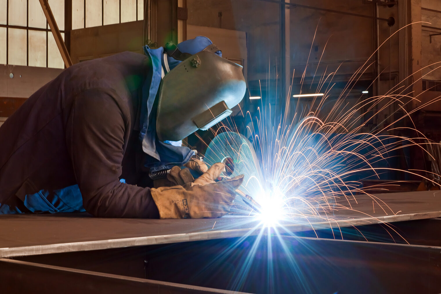 schweißer, schweißen, welding, weld, welder, schutz, schweissen, schweisser, handwerker, industrie, arbeiter, arbeitsplatz, arbeitssicherheit, fabrik, funken, funkenflug, handschuhe, handwerk, helm, metallarbeiter, metaller, schlosser, licht, lichtbogen, düse, gasdüse, schweißgerät, schweißhelm, sicherheit, stahl, stahlarbeiter, stahlindustrie, strom, verbinden, verbindung, heiss, heiß, verbrennen, fügen, mag, msg, gase, gas, rauch, beruf, genossenschaft, unfall, gefährlich, gefahr, feuer