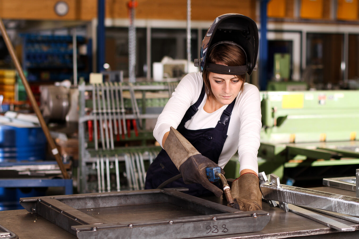 berufsausbildung, auszubildender, ausbildung, auszubildende, jugendliche, mechanikerin, mechaniker, maschinenbau, schlosser, schlosserin, schweissen, schweißen, metallbau, berufsstart, berufsanfänger, schweißarbeiten, handwerk, bors, industriemechaniker, in der industrie, ausbildungsberufe, azubi, jugendlicher, jugendlich, industrie, ausbildungswerkstatt, beruf, werkstatt, arbeitnehmer, arbeiten, industriehalle, metallverarbeitung, frau bei der arbeit, männerberuf, ausbildungsberuf, frau, mädchen, teenager, industrieberuf, arbeiterin, berufspraktikum, berufswahl, arbeitsplatz, praktikantin, praktikum, 18 jahre, berufsorientierung, bauschlosser, weiblich, schutzgasschweißen