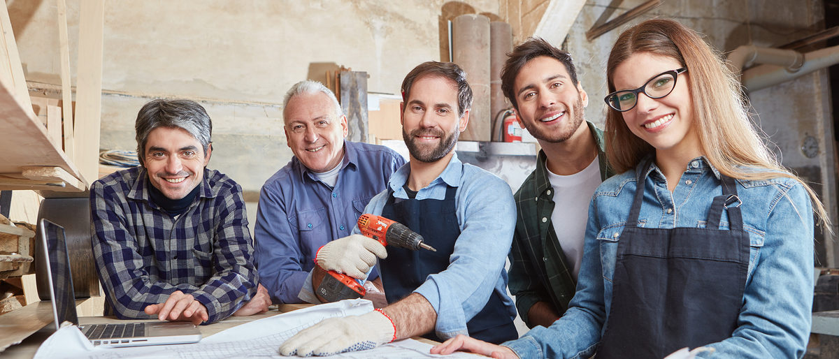 Handwerker in der Schreinerei Firma als erfolgreiches Team Handwerker in der Schreinerei Firma als erfolgreiches Team Schlagwort(e): Handwerker, Gruppe, Team, Zusammenarbeit, Firma, Handwerk, Planung, Bauplan, Schreinerei, Zimmerei, Schreiner, Hausbau, Tischler, Mann, Frau, Arbeit, Beruf, Betrieb, Männer, Besprechung, Diskussion, Entwurf, Plan, planen, Kollegen, Ausbildung, Lehrling, Bau, Werkstatt, Arbeiter, Holzverarbeitung, Tischlerei, Baumeister, arbeiten, zusammen, Leute, handwerker, gruppe, team, zusammenarbeit, firma, handwerk, planung, bauplan, schreinerei, zimmerei, schreiner, hausbau, tischler, mann, frau, arbeit, beruf, betrieb, männer, besprechung, diskussion, entwurf, plan, planen, kollegen, ausbildung, lehrling, bau, werkstatt, arbeiter, holzverarbeitung, tischlerei, baumeister, arbeiten, zusammen, leute