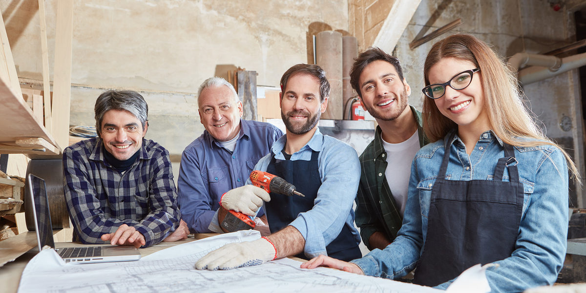 Handwerker in der Schreinerei Firma als erfolgreiches Team Handwerker in der Schreinerei Firma als erfolgreiches Team Schlagwort(e): Handwerker, Gruppe, Team, Zusammenarbeit, Firma, Handwerk, Planung, Bauplan, Schreinerei, Zimmerei, Schreiner, Hausbau, Tischler, Mann, Frau, Arbeit, Beruf, Betrieb, Männer, Besprechung, Diskussion, Entwurf, Plan, planen, Kollegen, Ausbildung, Lehrling, Bau, Werkstatt, Arbeiter, Holzverarbeitung, Tischlerei, Baumeister, arbeiten, zusammen, Leute, handwerker, gruppe, team, zusammenarbeit, firma, handwerk, planung, bauplan, schreinerei, zimmerei, schreiner, hausbau, tischler, mann, frau, arbeit, beruf, betrieb, männer, besprechung, diskussion, entwurf, plan, planen, kollegen, ausbildung, lehrling, bau, werkstatt, arbeiter, holzverarbeitung, tischlerei, baumeister, arbeiten, zusammen, leute
