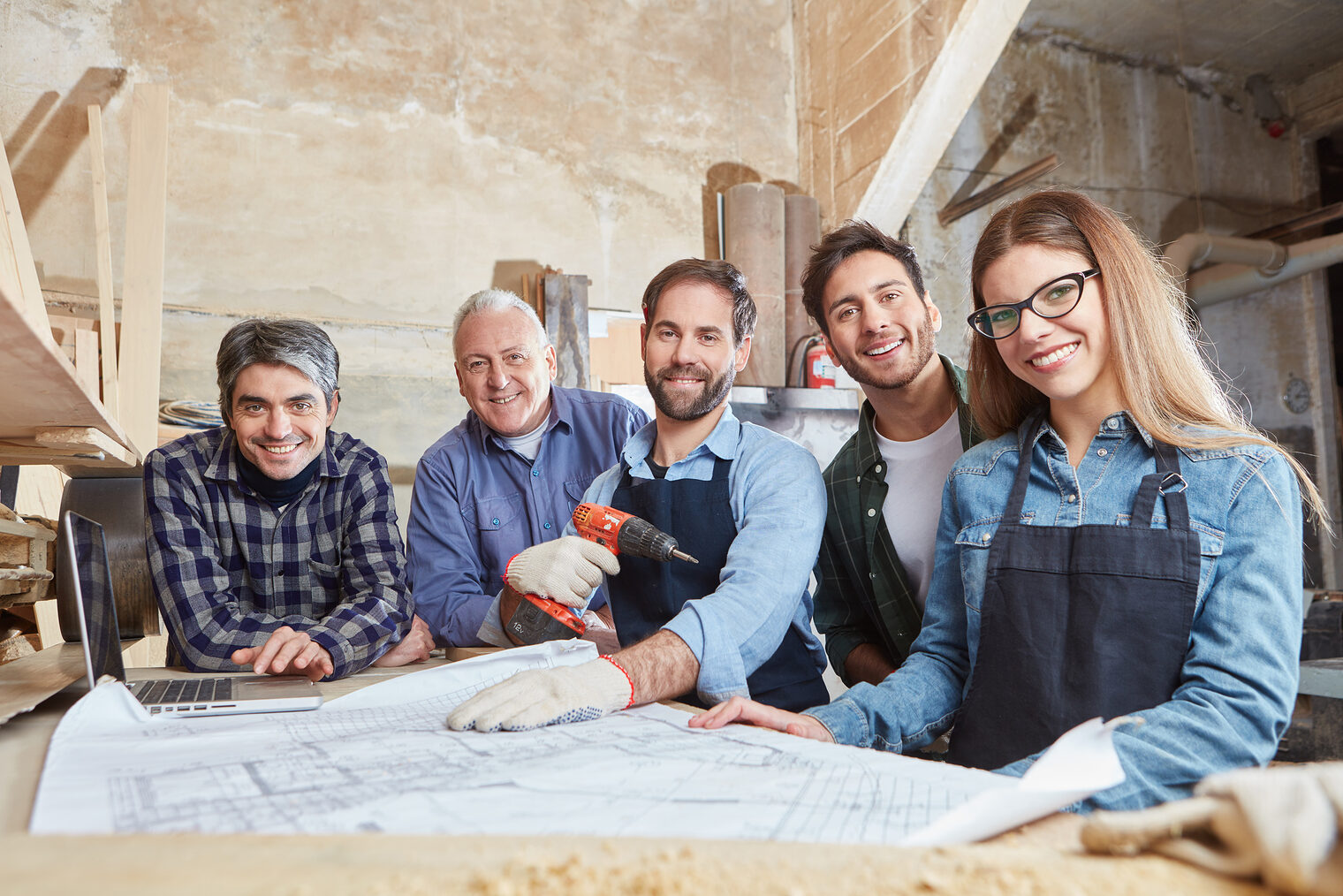 Handwerker in der Schreinerei Firma als erfolgreiches Team Schlagwort(e): Handwerker, Gruppe, Team, Zusammenarbeit, Firma, Handwerk, Planung, Bauplan, Schreinerei, Zimmerei, Schreiner, Hausbau, Tischler, Mann, Frau, Arbeit, Beruf, Betrieb, Männer, Besprechung, Diskussion, Entwurf, Plan, planen, Kollegen, Ausbildung, Lehrling, Bau, Werkstatt, Arbeiter, Holzverarbeitung, Tischlerei, Baumeister, arbeiten, zusammen, Leute, handwerker, gruppe, team, zusammenarbeit, firma, handwerk, planung, bauplan, schreinerei, zimmerei, schreiner, hausbau, tischler, mann, frau, arbeit, beruf, betrieb, männer, besprechung, diskussion, entwurf, plan, planen, kollegen, ausbildung, lehrling, bau, werkstatt, arbeiter, holzverarbeitung, tischlerei, baumeister, arbeiten, zusammen, leute