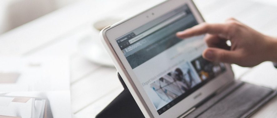 Digitalisierung Mann Tablet Tisch