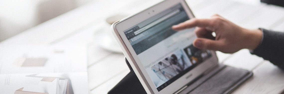 Digitalisierung Mann Tablet Tisch
