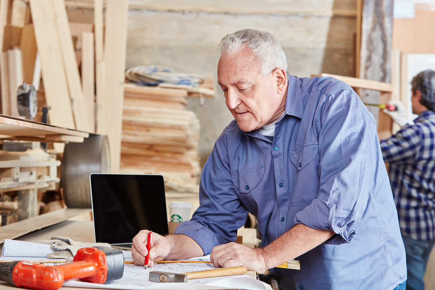 Senior als Tischler zeichnet einen Entwurf in der Werkstatt Schlagwort(e): Senior, Handwerker, Planung, Zeichnung, Entwurf, Schreiner, Tischler, planen, Konzentration, Design, Plan, Mann, Bauzeichnung, Holz, Laptop, Computer, entwerfen, Holzarbeit, zeichnen, Bauplan, Schreinerei, Handwerk, Zimmerei, Arbeit, Beruf, Bau, Werkstatt, Werkzeug, Arbeiter, männlich, Holzarbeiter, Industrie, Holzverarbeitung, Tischlerei, Baumeister, arbeiten, hölzern, Leute, senior, handwerker, planung, zeichnung, entwurf, schreiner, tischler, planen, konzentration, design, plan, mann, bauzeichnung, holz, laptop, computer, entwerfen, holzarbeit, zeichnen, bauplan, schreinerei, handwerk, zimmerei, arbeit, beruf, bau, werkstatt, werkzeug, arbeiter, männlich, holzarbeiter, industrie, holzverarbeitung, tischlerei, baumeister, arbeiten, hölzern, leute