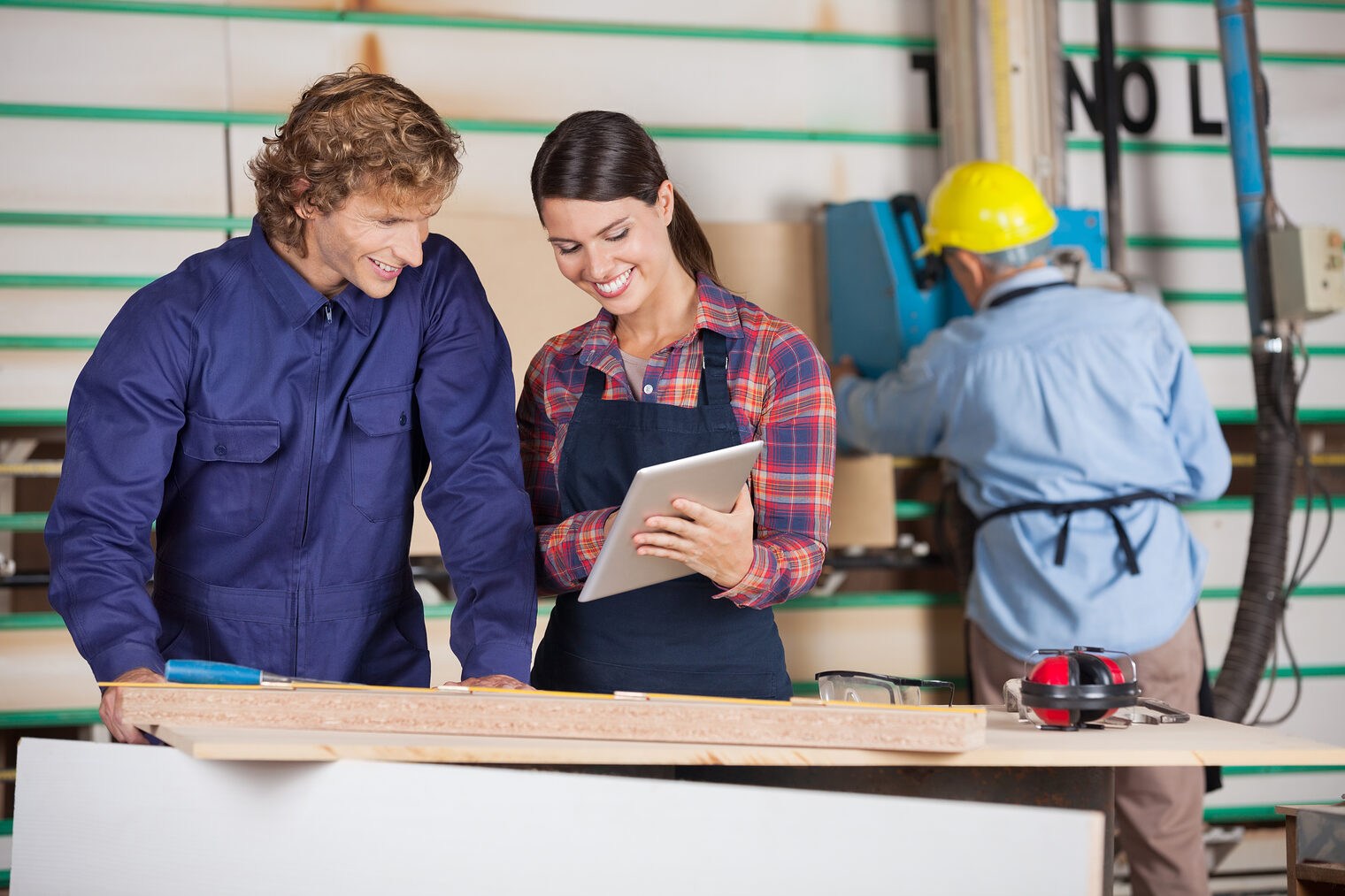 Male and female carpenters using digital tablet together in workshop Schlagwort(e): adult, app, blueprint, carpenter, carpentry, caucasian, colleague, computer, craft, design, digital, discussing, equipment, expertise, female, focus, foreman, girl, machine, male, man, manual, men, occupation, panel, pc, people, person, plan, profession, professional, saw, senior, shop, smile, tablet, team, technology, tool, woman, women, wood, woodshop, woodwork, work, workbench, worker, working, workshop, zzzadeabapdcdadbdecndadccndcdccndedcdcdj, adult, app, blueprint, carpenter, carpentry, caucasian, colleague, computer, craft, design, digital, discussing, equipment, expertise, female, focus, foreman, girl, machine, male, man, manual, men, occupation, panel, pc, people, person, plan, profession, professional, saw, senior, shop, smile, tablet, team, technology, tool, woman, women, wood, woodshop, woodwork, work, workbench, worker, working, workshop, young