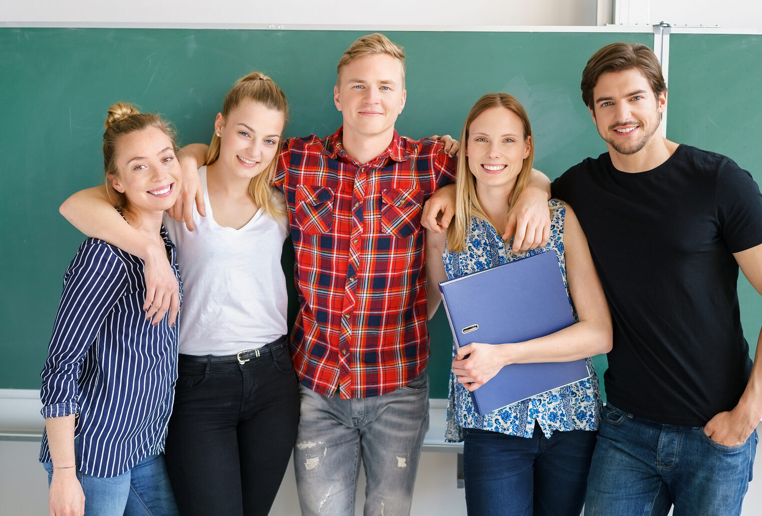 erfolgreiche studenten vor der tafel Schlagwort(e): studium, schule, ausbildung, bildung, studenten, umarmung, reihe, freunde, erfolg, karriere, akademie, team, erfolgreich, universität, seminar, kurs, tafel, zusammenarbeit, schulung, gruppe, jung, klasse, raum, drinnen, zimmer, frauen, männer, uni, hochschule, unterricht, schultafel, lernen, erwachsen, attraktiv, weiblich, männlich, personen, menschen, leute, stehen, lächeln, glücklich, 20-30, 20s, studium, schule, ausbildung, bildung, studenten, umarmung, reihe, freunde, erfolg, karriere, akademie, team, erfolgreich, universität, seminar, kurs, tafel, zusammenarbeit, schulung, gruppe, jung, klasse, raum, drinnen, zimmer, frauen, männer, uni, hochschule, unterricht, schultafel, lernen, erwachsen, attraktiv, weiblich, männlich, personen, menschen, leute, stehen, lächeln, glücklich, 20-30, 20s