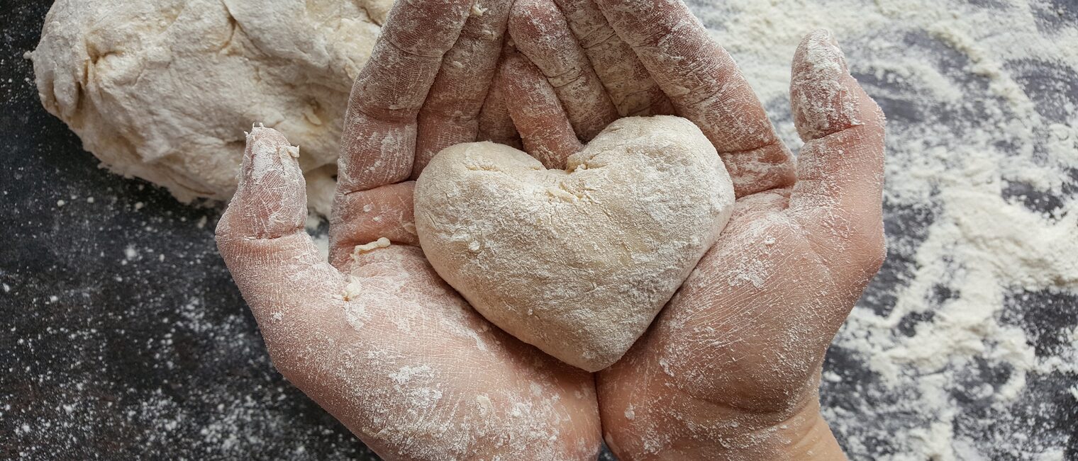 muttertag, ostern, hnde, liebe, hochzeit, gebck, valentinstag, mama, trauung, valentin, mutter, ernte, halten, geschenk, hoffnung, weihnachten, bcker, geschenke, schenken, handarbeit, postkarte, grukarte, hefegebck, hefezopf, hefe, teig, backen, erntedank, bio, erntedankfest, traum, trumen, vater, wir, berraschung, berraschen