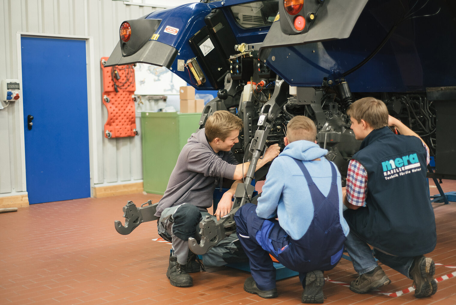 Landmaschinenmechaniker - Bildung und Weiterbildung Schlagwort(e): Landmaschinenmechaniker, Lüneburg, Technologiezentrum, Technologiezentren, TZH, ÜLU, Überbetriebliche Lehrlingsunterweisung, Unterricht, Bildung, Fortbildung, Weiterbildung, Meister, Meisterkurs, Seminar, Seminare, Bildungszentrum, Berufsbildung