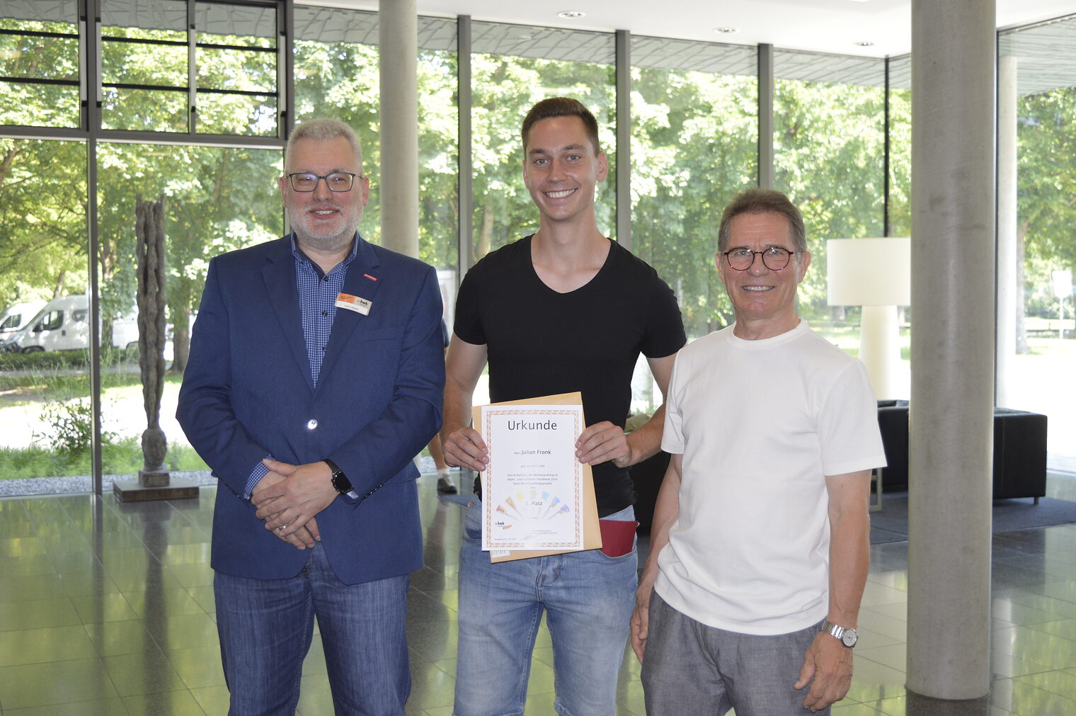 Malermeister Julian Fronk belegt den 3. Platz mit seinem Meisterprüfungsprojekt 2024 Malermeister Julian Fronk belegt den 3. Platz mit seinem Meisterprüfungsprojekt 2024
